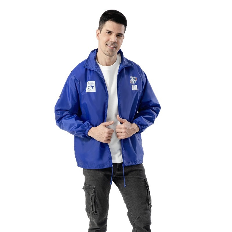 Леко пролетно-есенно спортно яке, едноцветно, със стойкова яка, без качулка, цип отпред, тънък плат, странични джобове