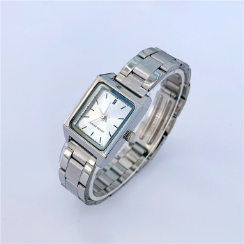 Ženski sat s nehrđajućim čeličnim kaišem, pravokutni brojčanik, kvarcni mehanizam, model 68, promjer brojčanika 30 mm, debljina 9 mm