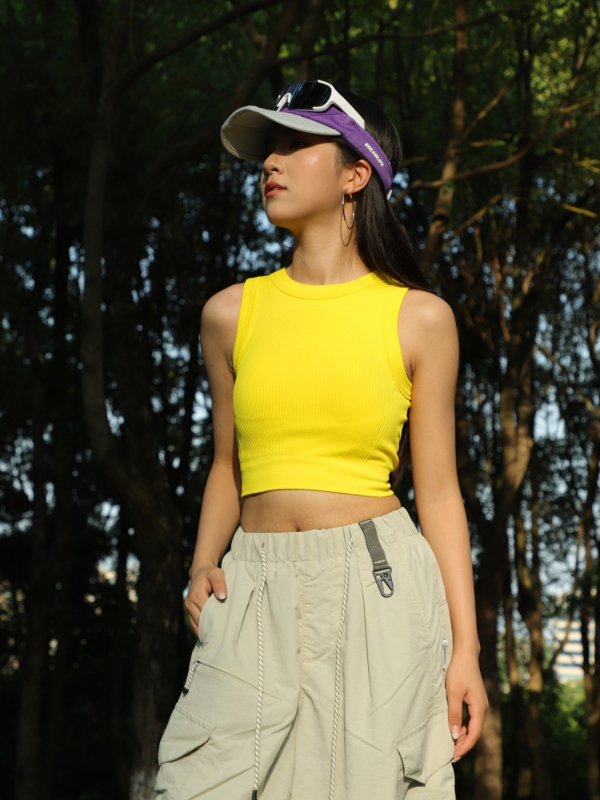 Ženski sportski top za jogu s jednom čašom, bezšivni, elastičan, duljina do kukova, s ugrađenim jastučićima