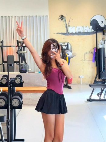 Йога топ с презрамки тип лък, махащи се чашки, тясна кройка, попиване на пот, тъкани: вискоза и памук, подплънки за гърди включени