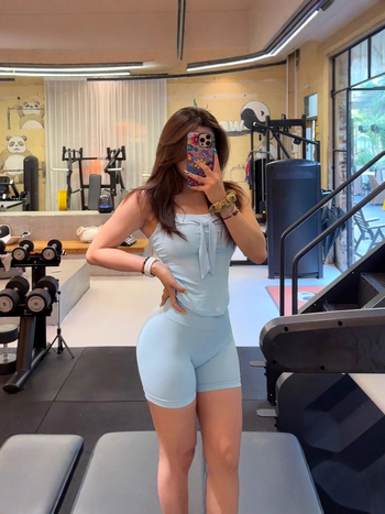 Йога топ с презрамки тип лък, махащи се чашки, тясна кройка, попиване на пот, тъкани: вискоза и памук, подплънки за гърди включени