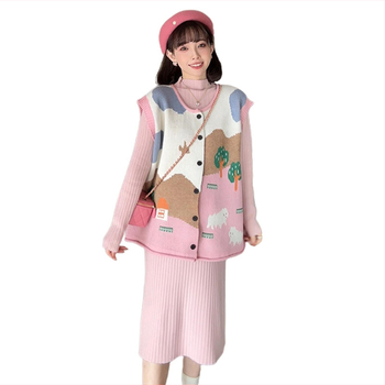 Grūtnieču uzvalks ar dzīvnieku rakstu, rudens 2024, kokvilnas–poliestera audums 95%+, garas piedurknes, vidēja garuma svārki