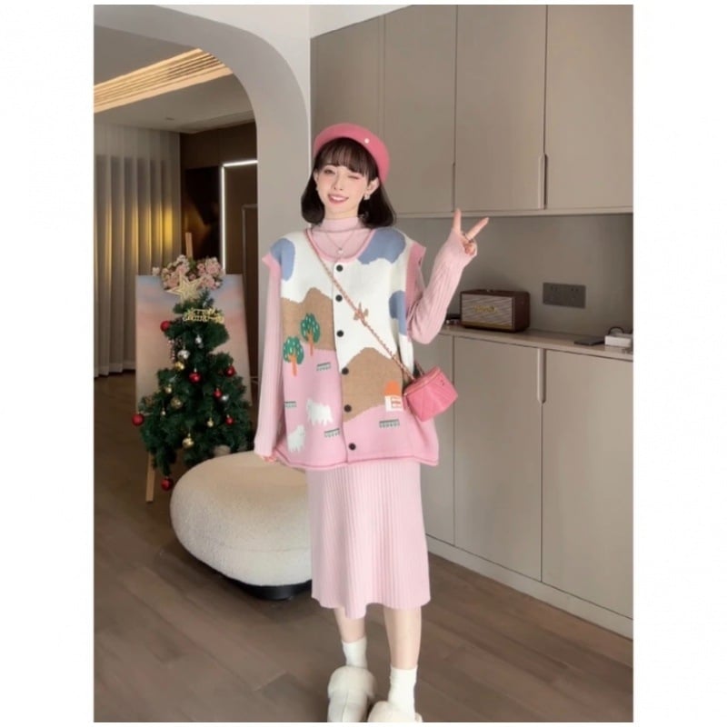 Grūtnieču uzvalks ar dzīvnieku rakstu, rudens 2024, kokvilnas–poliestera audums 95%+, garas piedurknes, vidēja garuma svārki