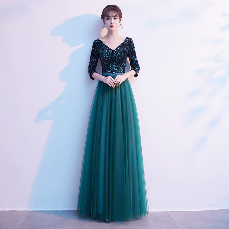 Vakara kleita skatuves vadītājai, slaidas siluetas, garā kleita, viduklis vidējais, parastas piedurknes, poliesteris, vasara 2024