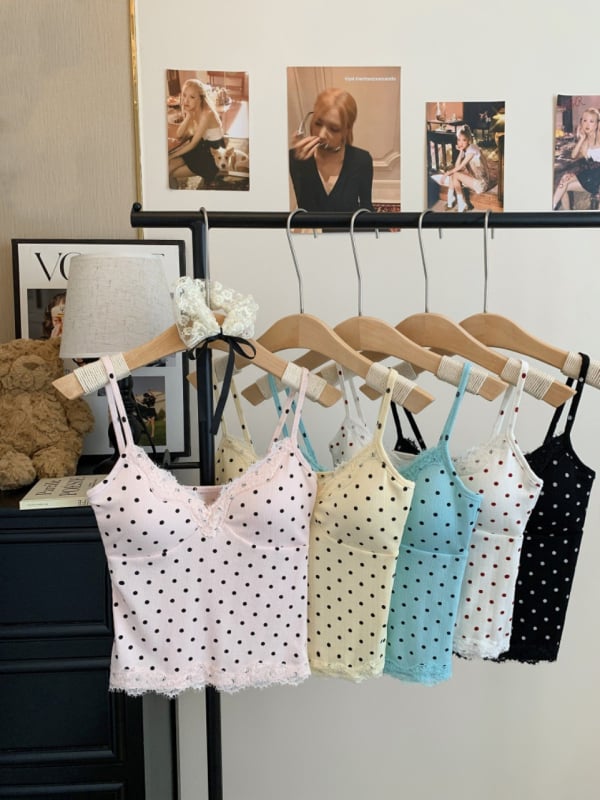 Mežģīnēm kamizole ar punktētu rakstu, V kakls, iekšējie krūšu spilventiņi, plānas siksnas