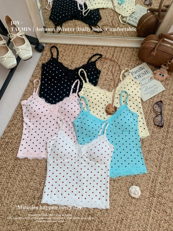 Mežģīnēm kamizole ar punktētu rakstu, V kakls, iekšējie krūšu spilventiņi, plānas siksnas