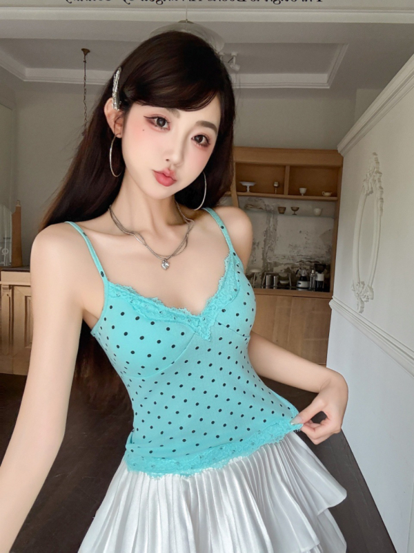 Mežģīnēm kamizole ar punktētu rakstu, V kakls, iekšējie krūšu spilventiņi, plānas siksnas