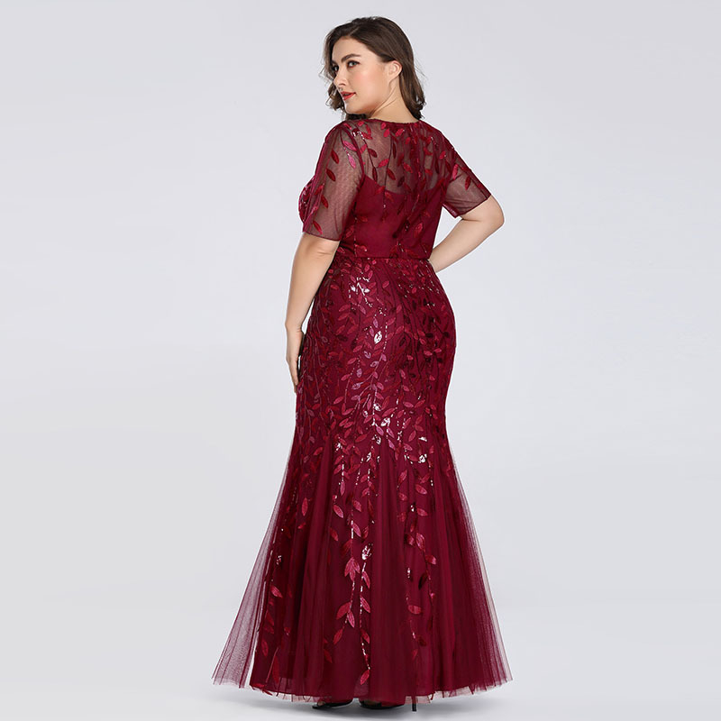 Vakara kleita ar pērlītēm un režģa audumu, U kakla izgriezums, īsas piedurknes, garā svārka ar zivju asti griezumu