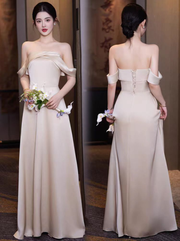 Koszorúslány ruha, 2025-ös kollekció, elegáns A-vonalú szabás, egy vállú dekoltázs, ujj nélküli, poliészter rugalmas anyag, hossz 130 cm