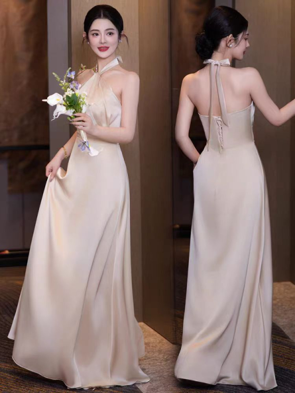 Koszorúslány ruha, 2025-ös kollekció, elegáns A-vonalú szabás, egy vállú dekoltázs, ujj nélküli, poliészter rugalmas anyag, hossz 130 cm