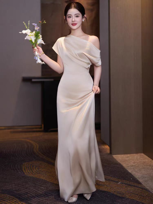 Koszorúslány ruha, 2025-ös kollekció, elegáns A-vonalú szabás, egy vállú dekoltázs, ujj nélküli, poliészter rugalmas anyag, hossz 130 cm