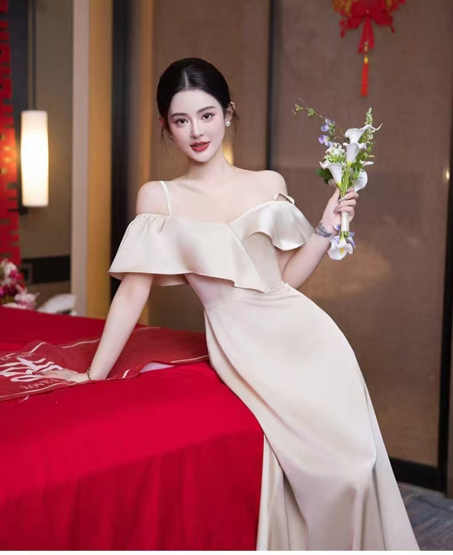 Koszorúslány ruha, 2025-ös kollekció, elegáns A-vonalú szabás, egy vállú dekoltázs, ujj nélküli, poliészter rugalmas anyag, hossz 130 cm