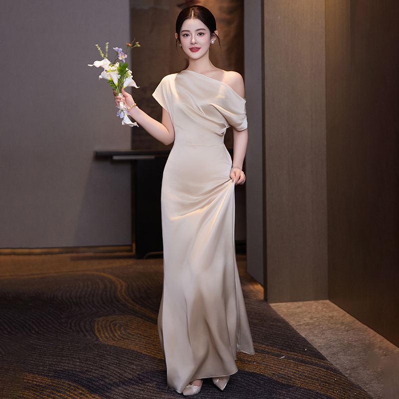 Koszorúslány ruha, 2025-ös kollekció, elegáns A-vonalú szabás, egy vállú dekoltázs, ujj nélküli, poliészter rugalmas anyag, hossz 130 cm