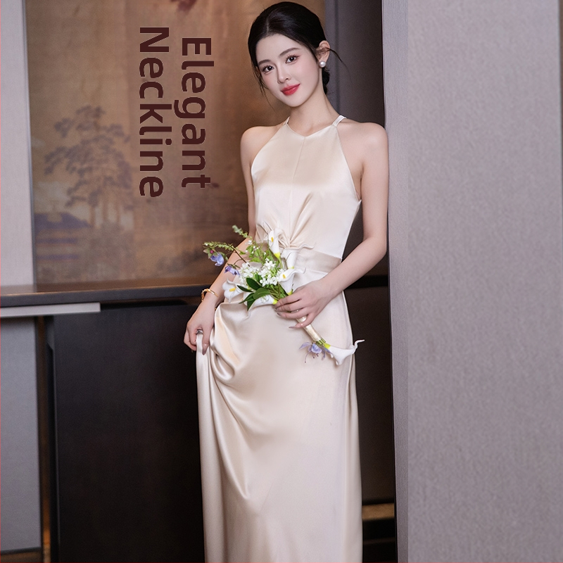 Družička šaty, kolekcia 2025, elegantný strih A-línie, výstrih na jedno rameno, bez rukávov, polyesterová látka s elastanom, dĺžka 130 cm