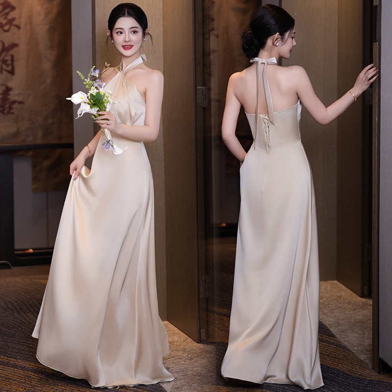 Koszorúslány ruha, 2025-ös kollekció, elegáns A-vonalú szabás, egy vállú dekoltázs, ujj nélküli, poliészter rugalmas anyag, hossz 130 cm