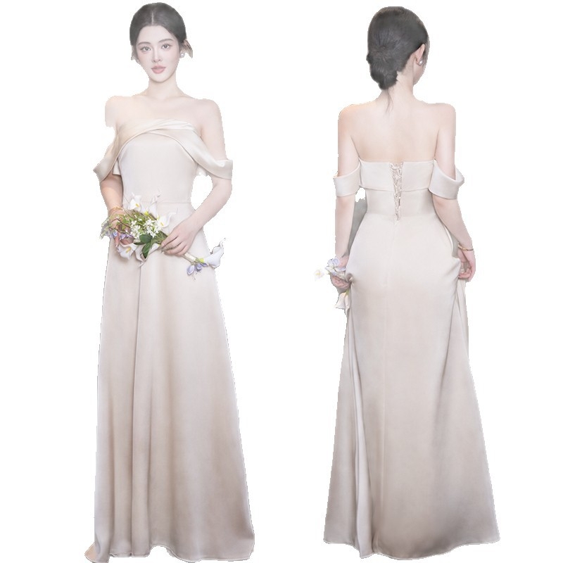 Koszorúslány ruha, 2025-ös kollekció, elegáns A-vonalú szabás, egy vállú dekoltázs, ujj nélküli, poliészter rugalmas anyag, hossz 130 cm