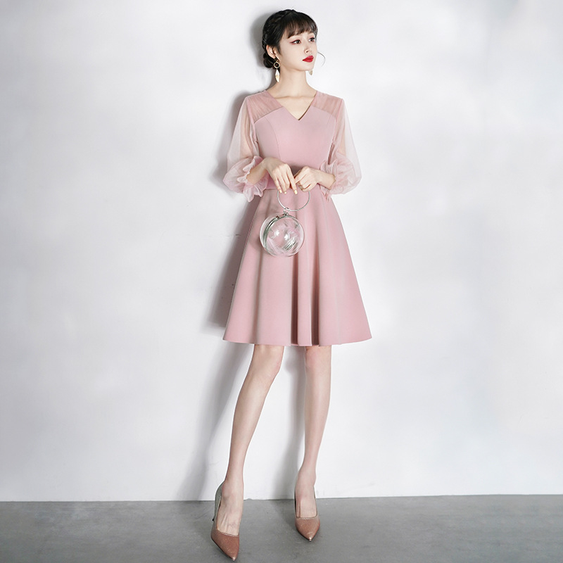 Vakara kleita ar augstu jostu, īsiem piedurknēm, jostas definējoša silueta, gara kleita