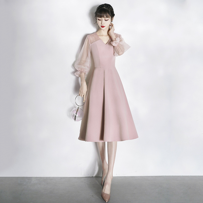 Vakara kleita ar augstu jostu, īsiem piedurknēm, jostas definējoša silueta, gara kleita