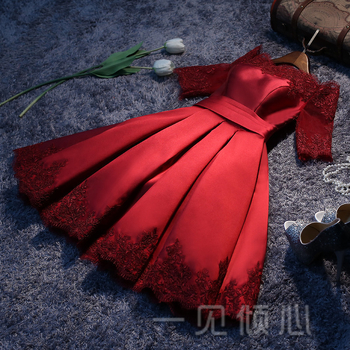 Vakara kleita sievietēm ar mazu augumu, īsām piedurknēm, viduklis vidējā līmenī, īsa svārki; galvenā auduma sastāvs: poliesteris 50%, citi audumi 20% un 10%, oderējums 10%