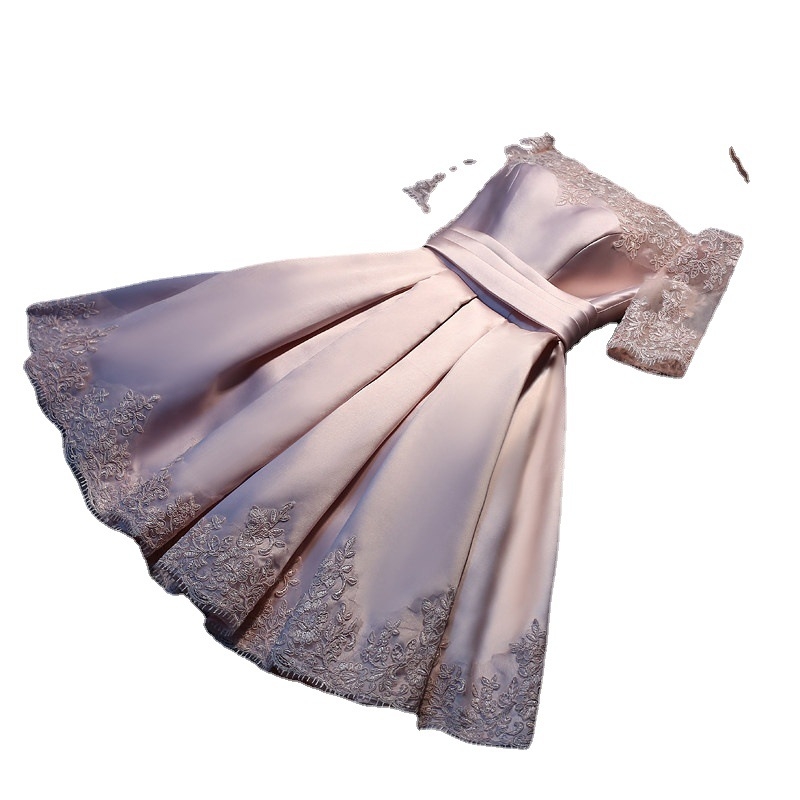 Vakara kleita sievietēm ar mazu augumu, īsām piedurknēm, viduklis vidējā līmenī, īsa svārki; galvenā auduma sastāvs: poliesteris 50%, citi audumi 20% un 10%, oderējums 10%