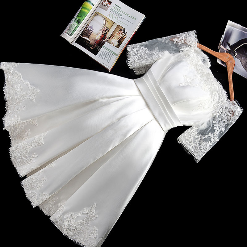 Vakara kleita sievietēm ar mazu augumu, īsām piedurknēm, viduklis vidējā līmenī, īsa svārki; galvenā auduma sastāvs: poliesteris 50%, citi audumi 20% un 10%, oderējums 10%