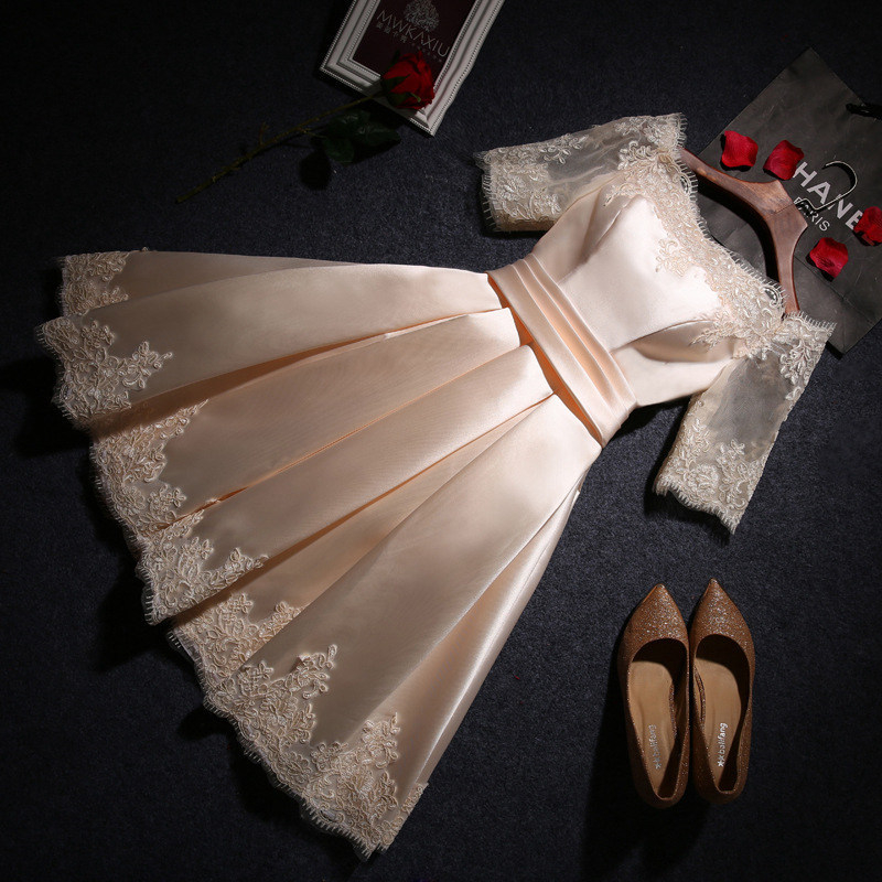 Vakara kleita sievietēm ar mazu augumu, īsām piedurknēm, viduklis vidējā līmenī, īsa svārki; galvenā auduma sastāvs: poliesteris 50%, citi audumi 20% un 10%, oderējums 10%