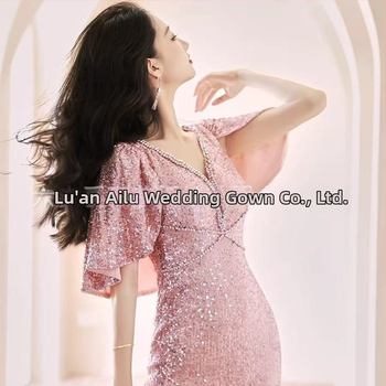 Sequined fishtail vakara kleita ar dziļu V-dekolte, īsiem piedurknēm, augsta vidukļa A-līnijas siluets, acetāta šķiedras maisījums