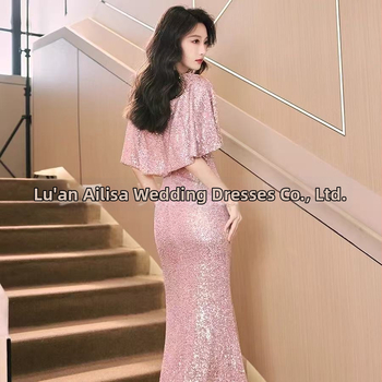 Sequined fishtail vakara kleita ar dziļu V-dekolte, īsiem piedurknēm, augsta vidukļa A-līnijas siluets, acetāta šķiedras maisījums