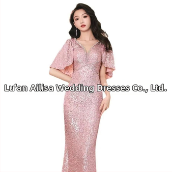 Sequined fishtail vakara kleita ar dziļu V-dekolte, īsiem piedurknēm, augsta vidukļa A-līnijas siluets, acetāta šķiedras maisījums