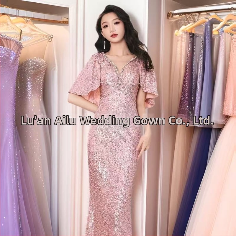 Sequined fishtail vakara kleita ar dziļu V-dekolte, īsiem piedurknēm, augsta vidukļa A-līnijas siluets, acetāta šķiedras maisījums