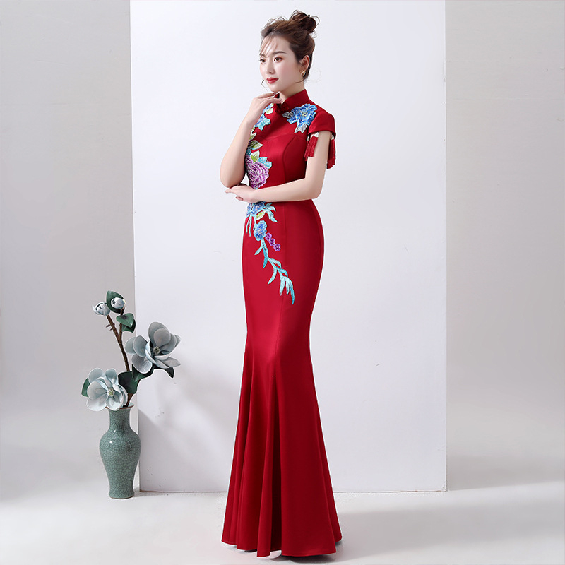 Formāla kleita ar stāvošu apkakli, īsām piedurknēm, vidukļa vidus, gara svārku, 95% kokvilnas audums, audums: poliestera šķiedra, pavasaris 2025