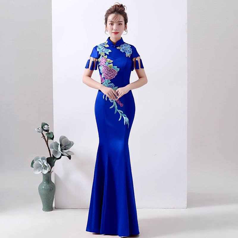 Formāla kleita ar stāvošu apkakli, īsām piedurknēm, vidukļa vidus, gara svārku, 95% kokvilnas audums, audums: poliestera šķiedra, pavasaris 2025