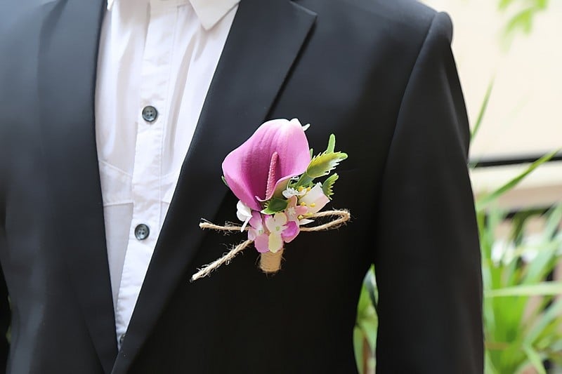 Weiran – Esküvői Calla Lily kézben tartott virág és corsage a vőlegényeknek; műanyagból, kézzel készített, logó nyomtatott