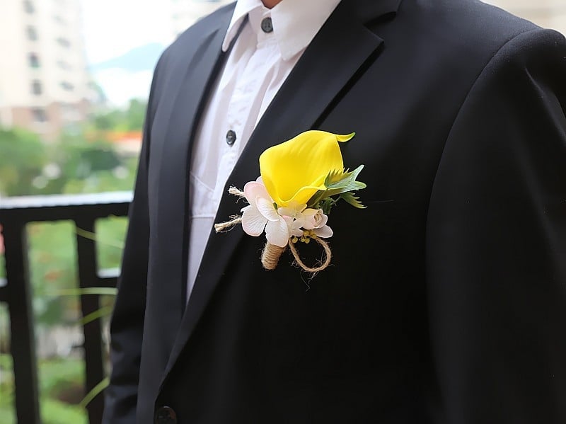 Weiran – Esküvői Calla Lily kézben tartott virág és corsage a vőlegényeknek; műanyagból, kézzel készített, logó nyomtatott