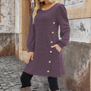 A līnijas kleita ar apaļu kakla izgriezumu, garām piedurknēm un vidēja garuma svārkiem, no poliestera-elastāna.