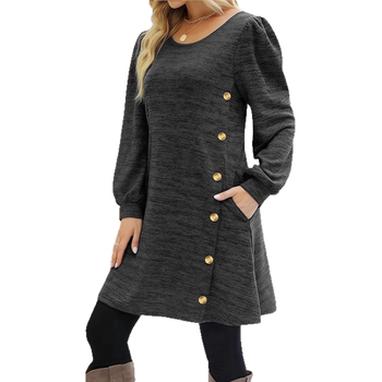 A līnijas kleita ar apaļu kakla izgriezumu, garām piedurknēm un vidēja garuma svārkiem, no poliestera-elastāna.