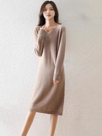 Vilnas adīta kleita ar V kaklu, brīva piegriezuma, vidējā garuma, izsmalcināts stils