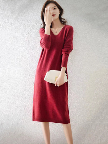 Vilnas adīta kleita ar V kaklu, brīva piegriezuma, vidējā garuma, izsmalcināts stils