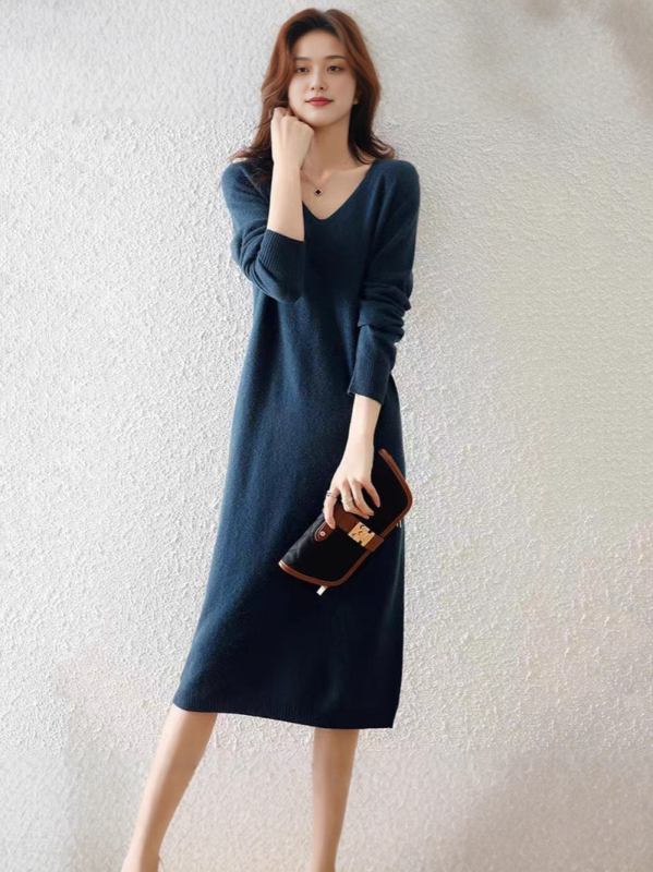 Vilnas adīta kleita ar V kaklu, brīva piegriezuma, vidējā garuma, izsmalcināts stils