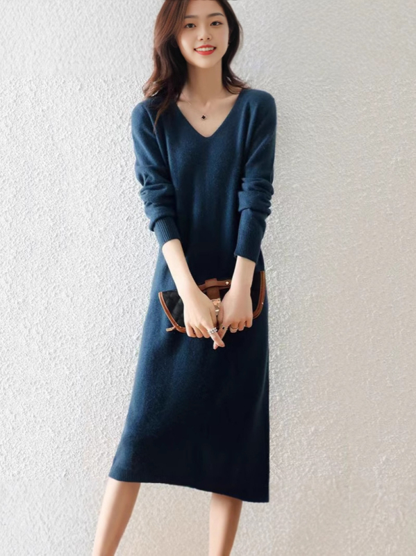 Vilnas adīta kleita ar V kaklu, brīva piegriezuma, vidējā garuma, izsmalcināts stils