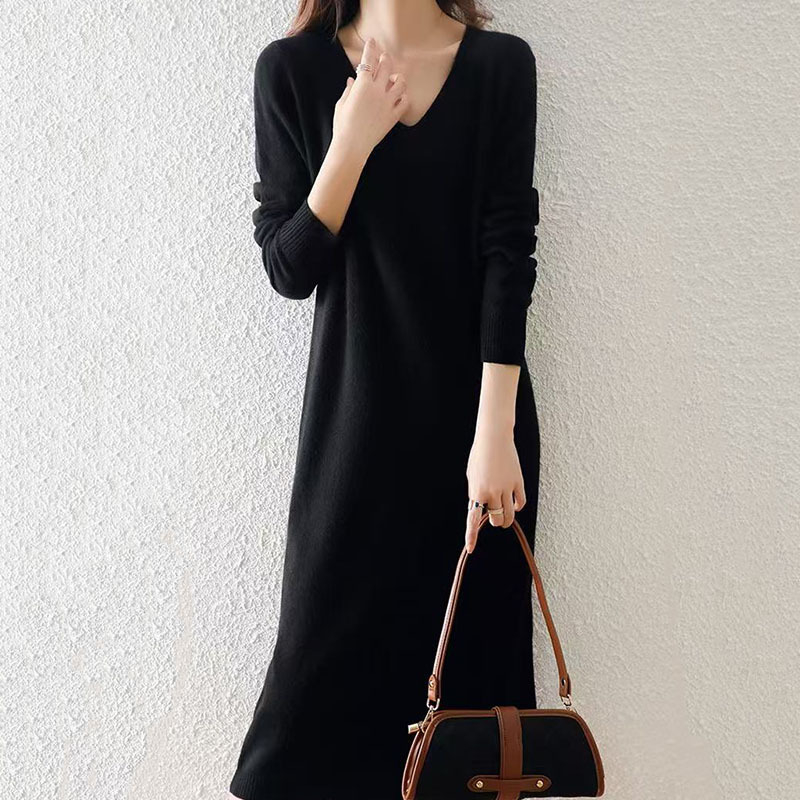 Vilnas adīta kleita ar V kaklu, brīva piegriezuma, vidējā garuma, izsmalcināts stils