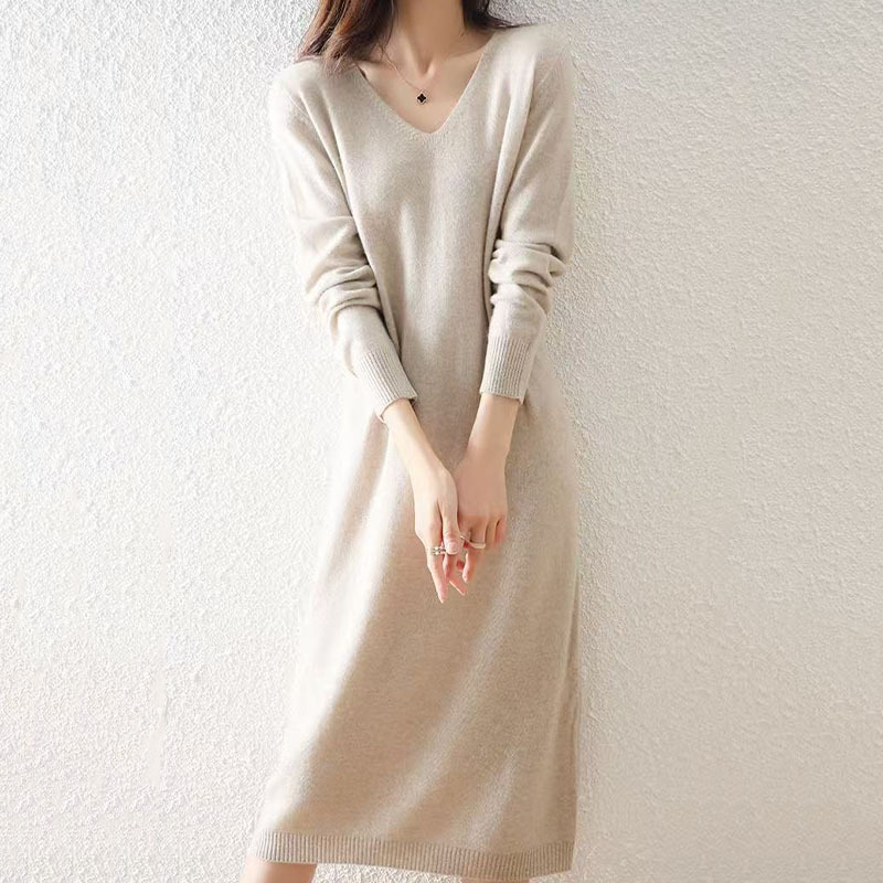 Vilnas adīta kleita ar V kaklu, brīva piegriezuma, vidējā garuma, izsmalcināts stils