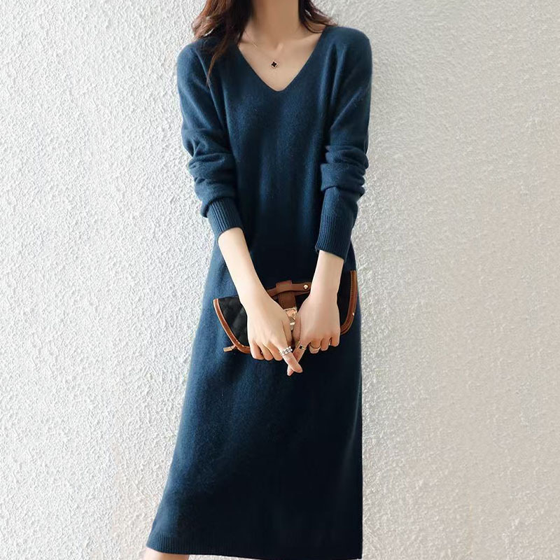 Vilnas adīta kleita ar V kaklu, brīva piegriezuma, vidējā garuma, izsmalcināts stils