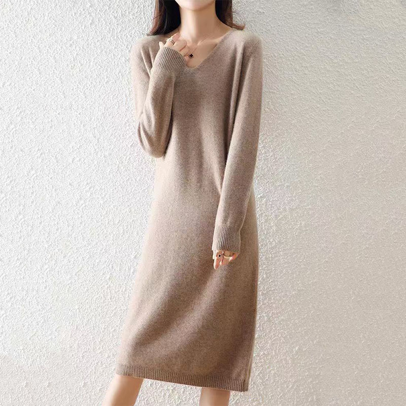 Vilnas adīta kleita ar V kaklu, brīva piegriezuma, vidējā garuma, izsmalcināts stils