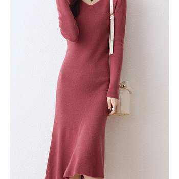 Vilnas adīta kleita ar V kaklu, garām piedurknēm, augsts viduklis, vidēja garuma, A-līnijas siluets