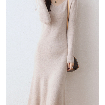 Vilnas adīta kleita ar V kaklu, garām piedurknēm, augsts viduklis, vidēja garuma, A-līnijas siluets