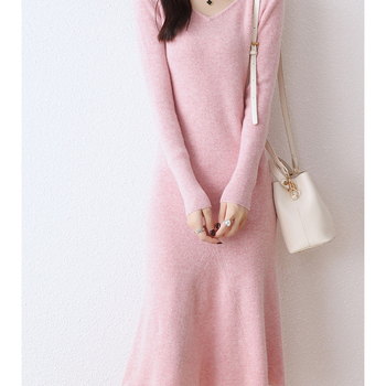 Vilnas adīta kleita ar V kaklu, garām piedurknēm, augsts viduklis, vidēja garuma, A-līnijas siluets