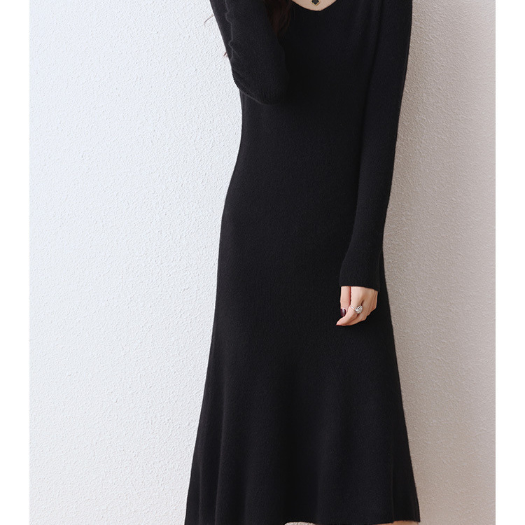 Vilnas adīta kleita ar V kaklu, garām piedurknēm, augsts viduklis, vidēja garuma, A-līnijas siluets