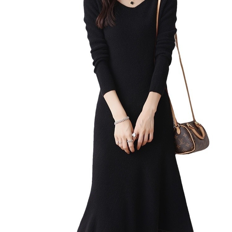 Vilnas adīta kleita ar V kaklu, garām piedurknēm, augsts viduklis, vidēja garuma, A-līnijas siluets