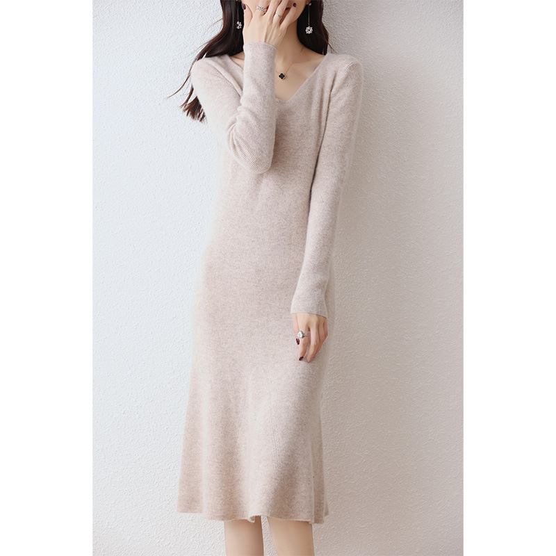 Vilnas adīta kleita ar V kaklu, garām piedurknēm, augsts viduklis, vidēja garuma, A-līnijas siluets